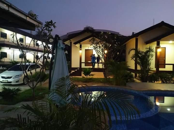 Sunray Guesthouse Uthai Thani Extérieur photo