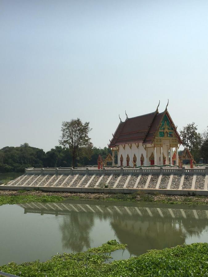 Sunray Guesthouse Uthai Thani Extérieur photo